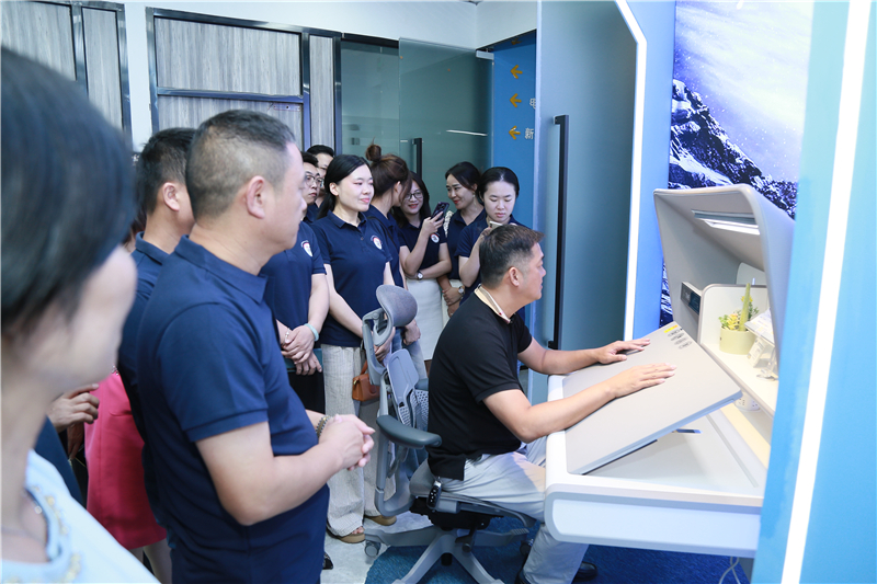 副局长邓岳新体验博士有成太空1号学习桌